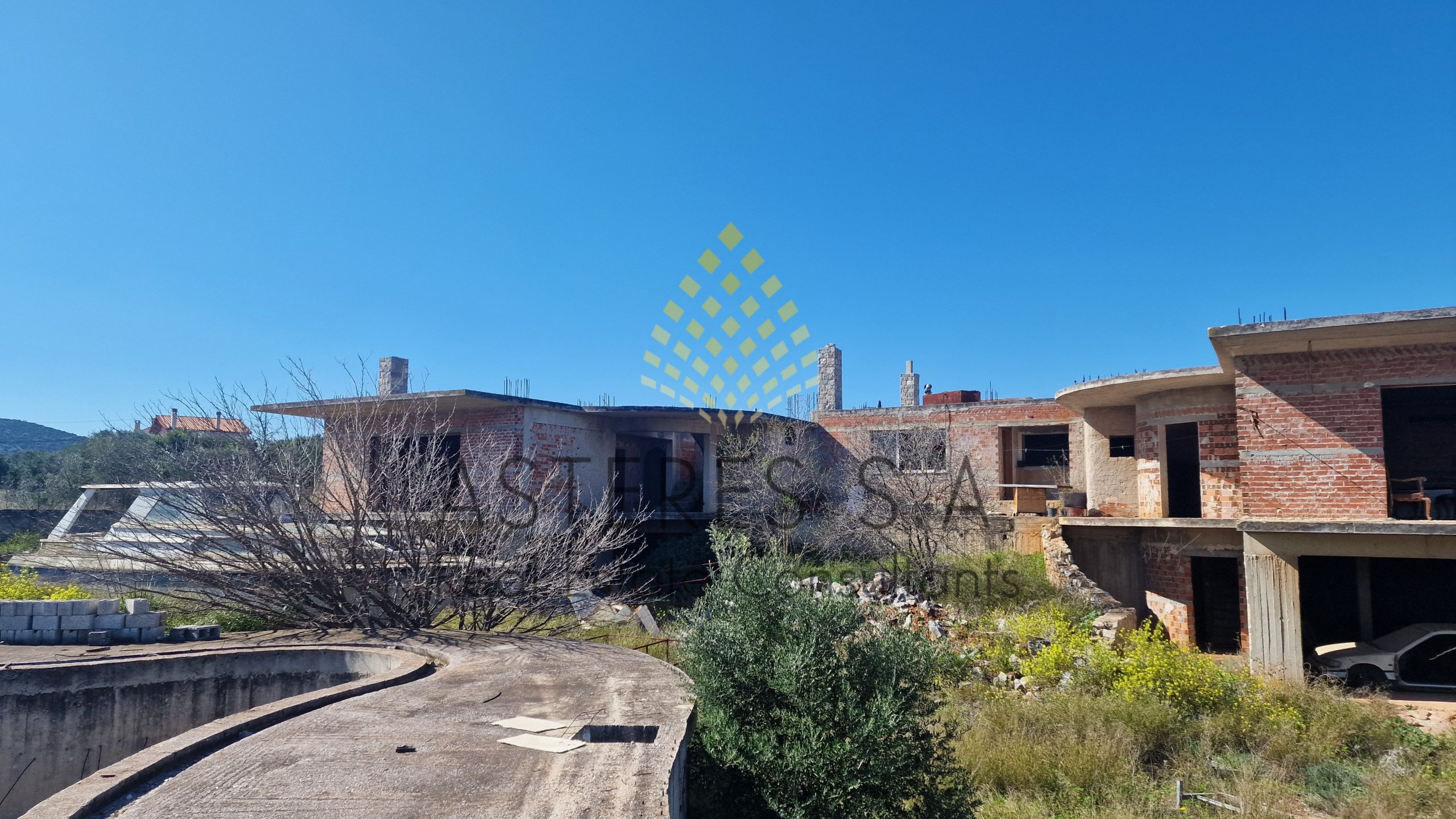 Οικόπεδο 11.720 τ.μ. Κορωπί, με ημιτελή κτίσματα