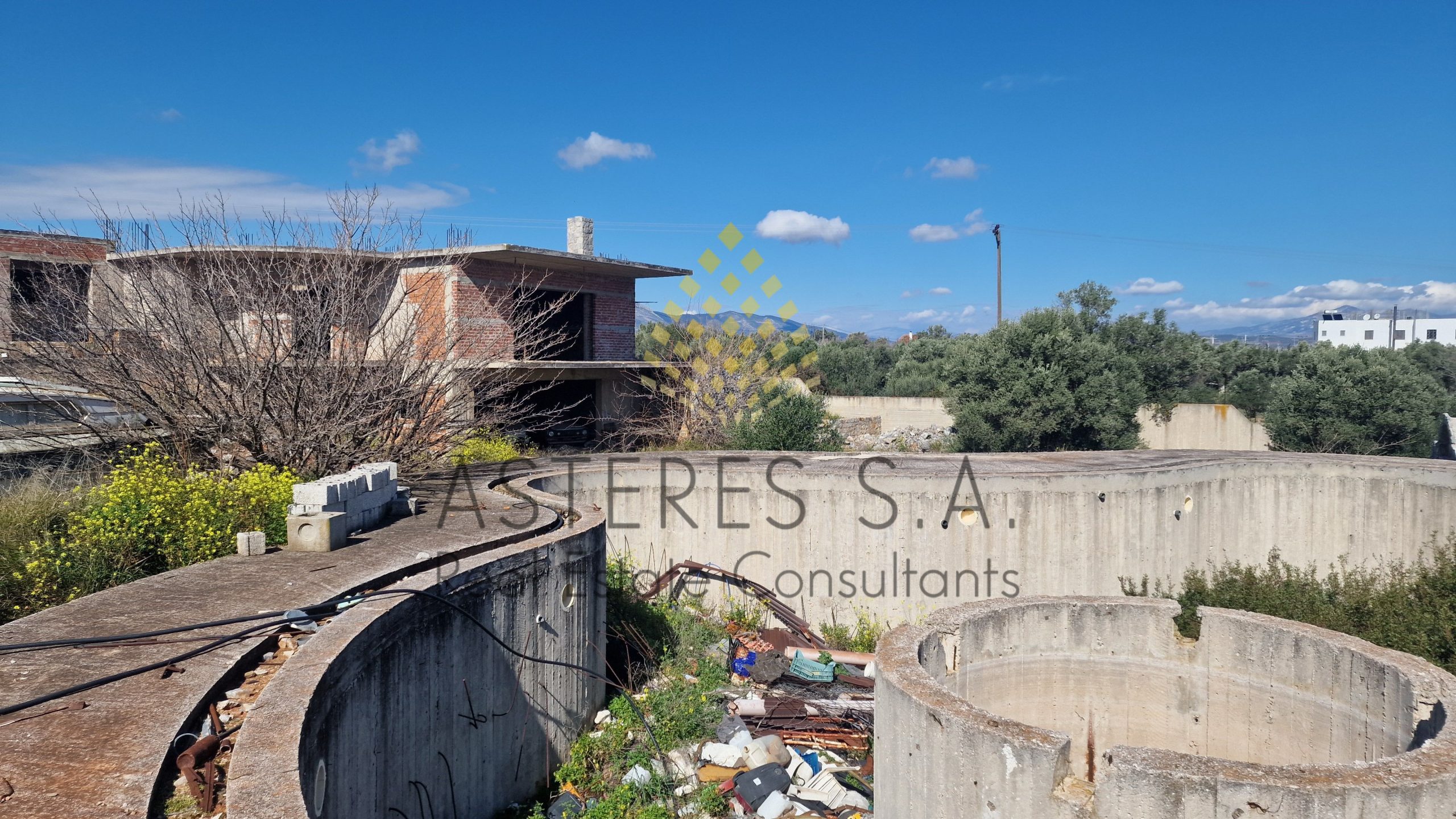 Οικόπεδο 11.720 τ.μ. Κορωπί, με ημιτελή κτίσματα