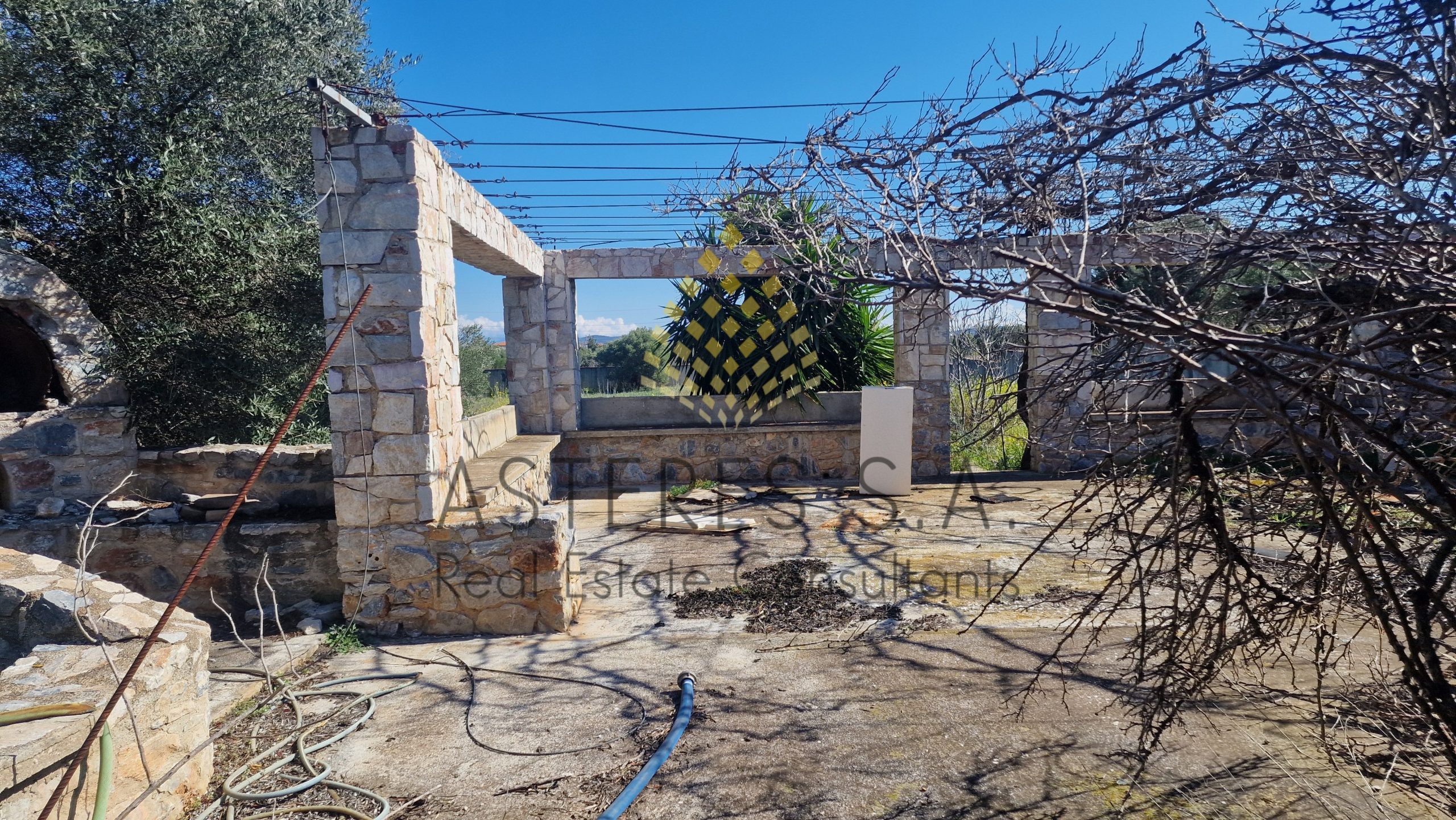 Οικόπεδο 11.720 τ.μ. Κορωπί, με ημιτελή κτίσματα