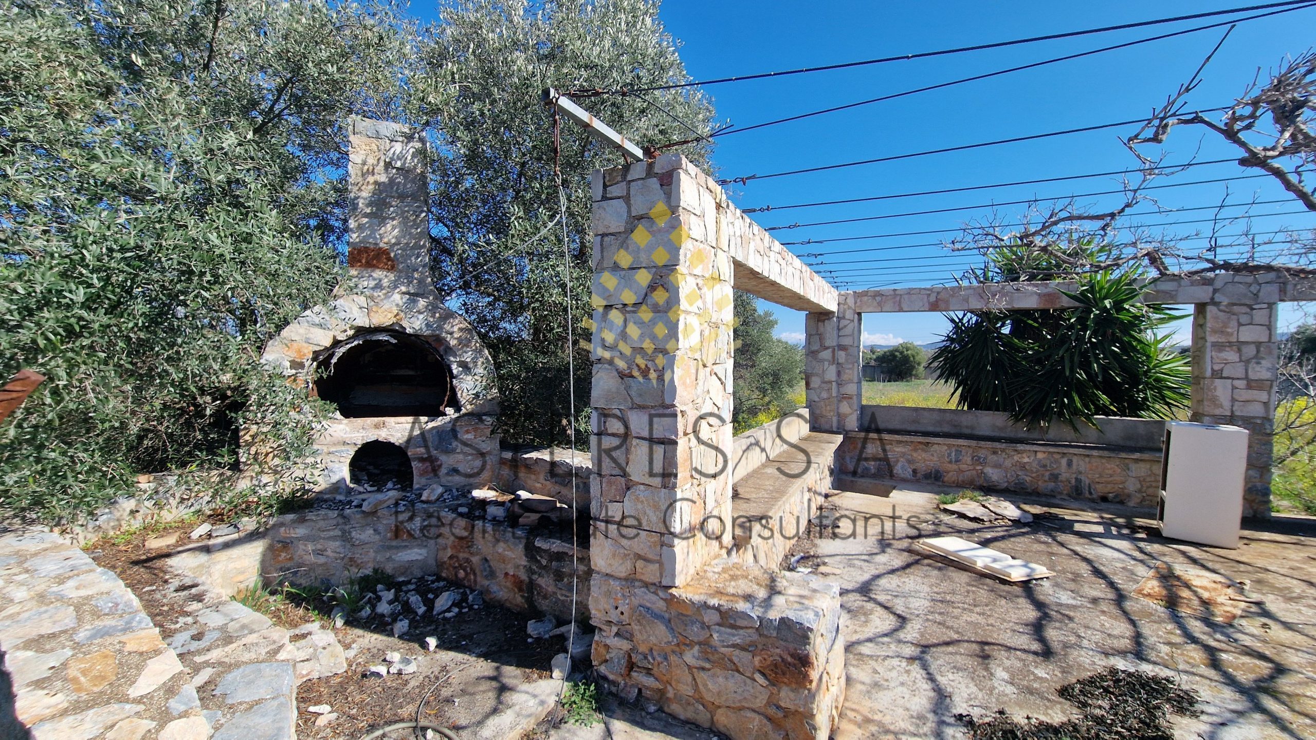 Οικόπεδο 11.720 τ.μ. Κορωπί, με ημιτελή κτίσματα